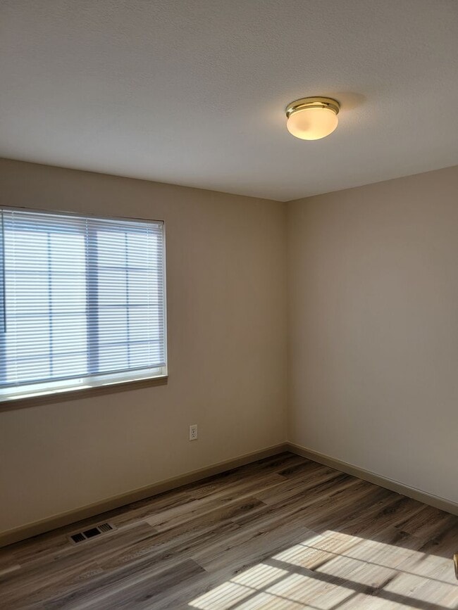 Building Photo - Updated House in NE Salem - Fenced Yard - Pet Friendly
