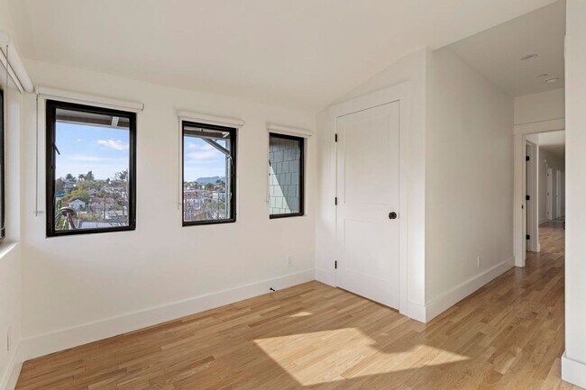 Building Photo - 5 Bed / 5 Bath Residence in Echo Park Now Available!