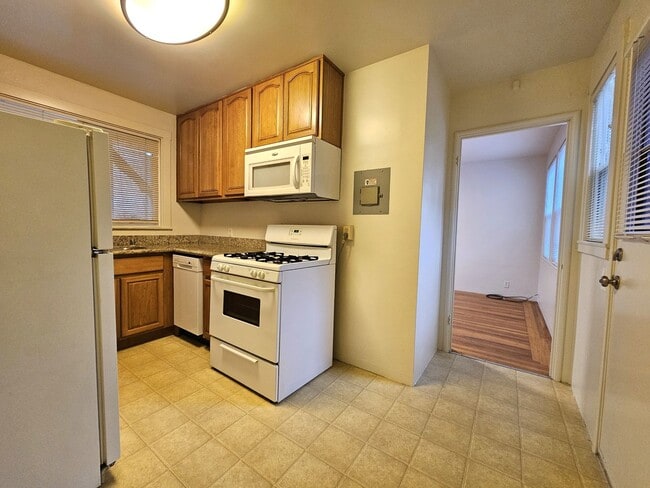 Building Photo - Downtown Palo Alto Living – 1 Bedroom Apartment Available March 4th.