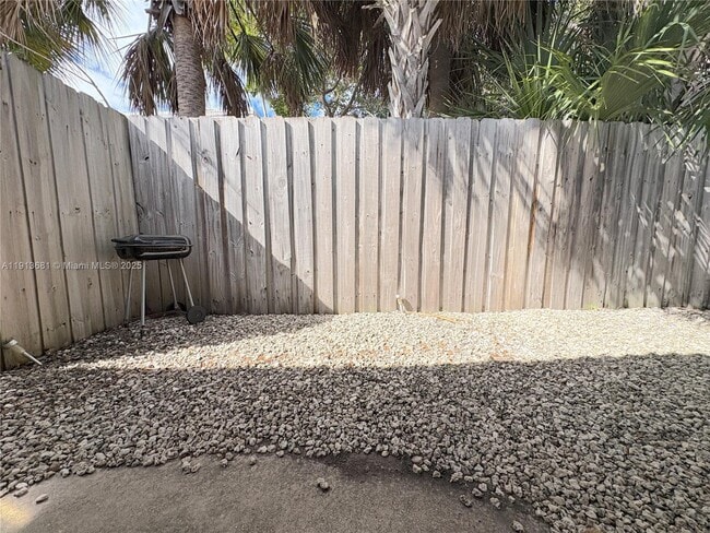 Building Photo - 2809 Middle River Dr