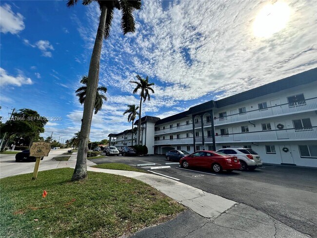 Building Photo - 1400 NE 56th St