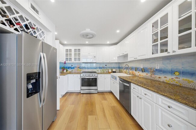 Building Photo - 5401 Collins Ave