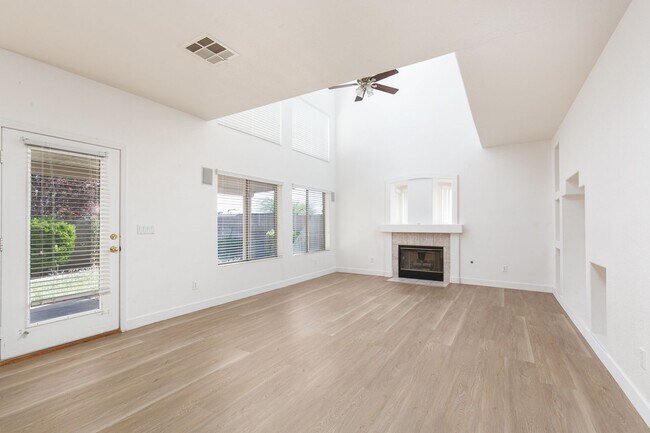 Building Photo - Great 5 Bedroom Home in Summerlin