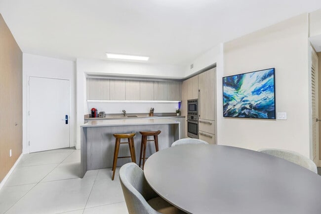 Building Photo - 4011 S Ocean Dr