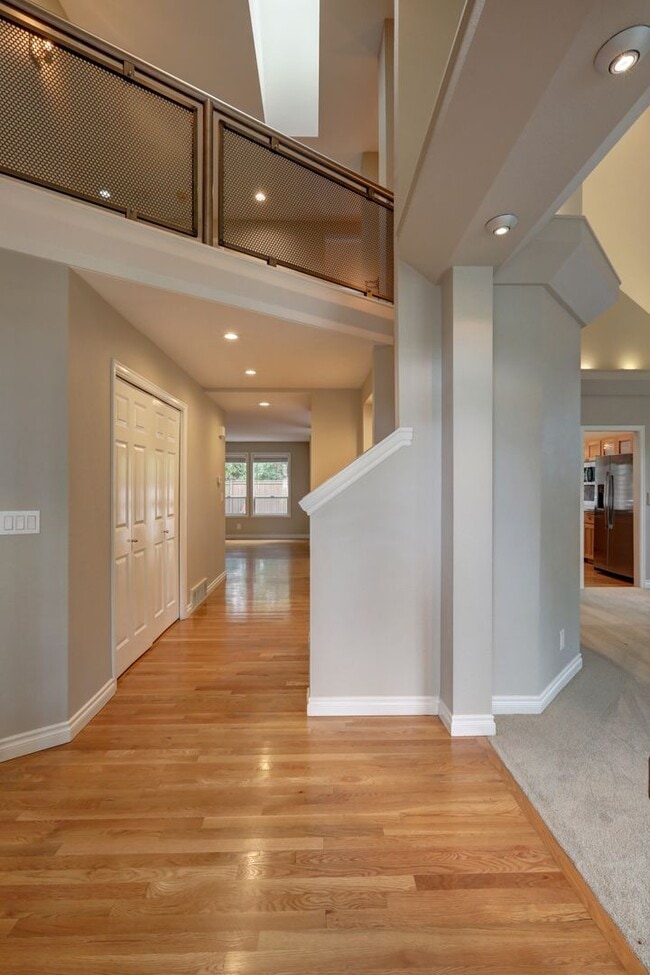 Building Photo - Beautifully Remodeled Home with Gourmet Kitchen & Fenced Yard in Klahanie