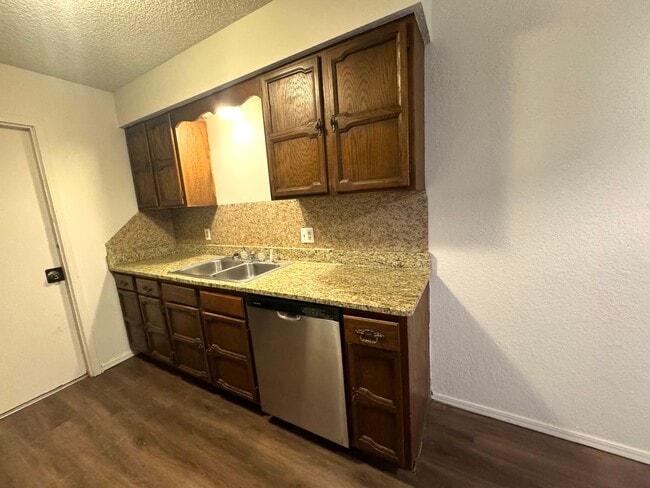 Building Photo - Coming SOON: Cute 3 bedroom 2 bathroom Duplex In Broken Arrow!