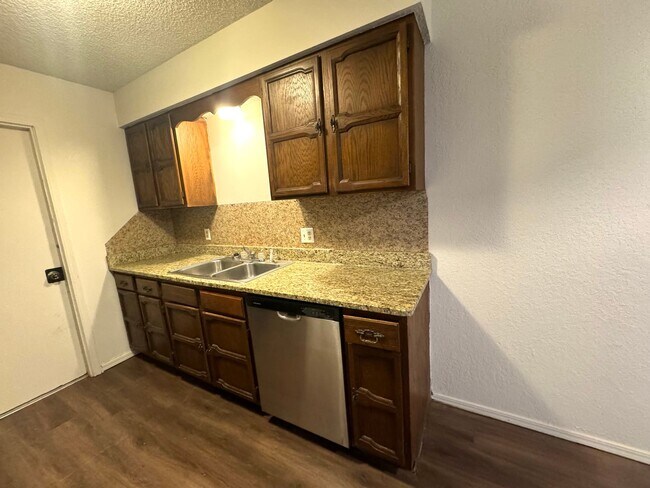 Building Photo - Cute 3 bedroom 2 bathroom Duplex In Broken Arrow!