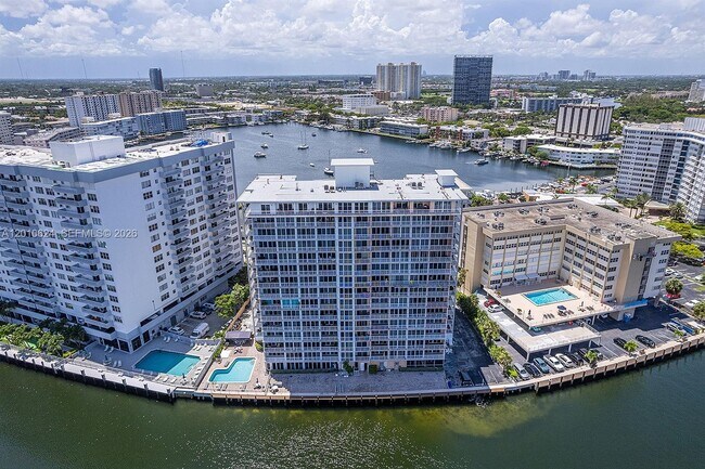 Building Photo - 121 Golden Isles Dr
