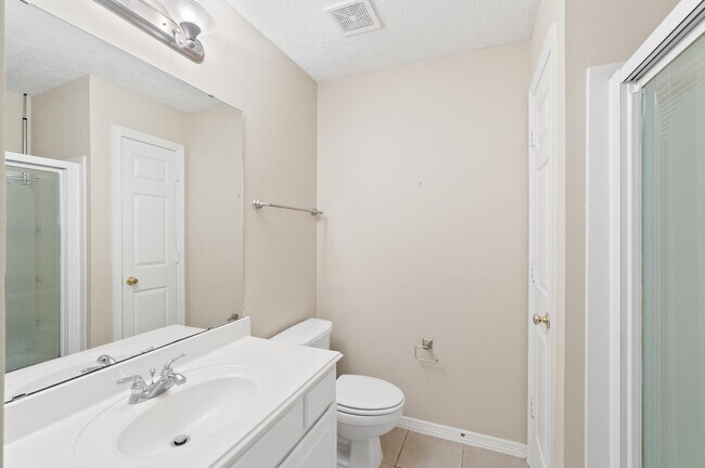 Building Photo - 1118 Enclave Square E