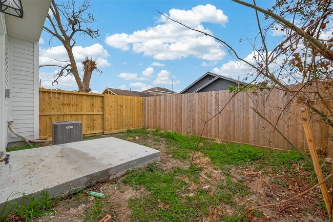 Building Photo - 1502 Hussion St