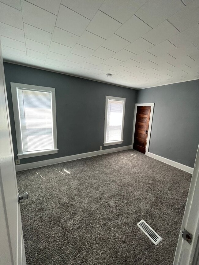 Building Photo - 1 1/2 story 2 Bedroom home!!