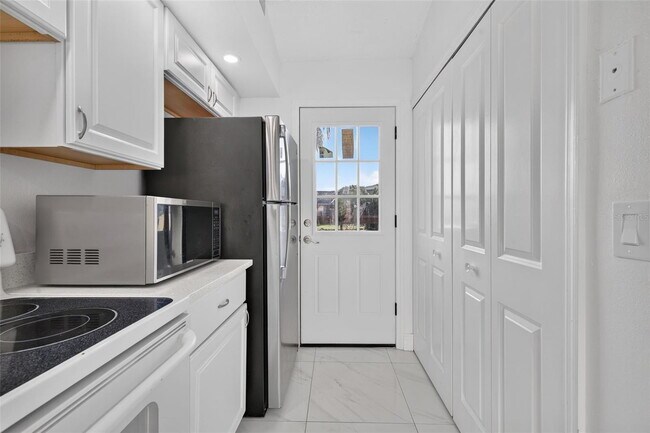 Building Photo - 3128 Sandy Shore Ln