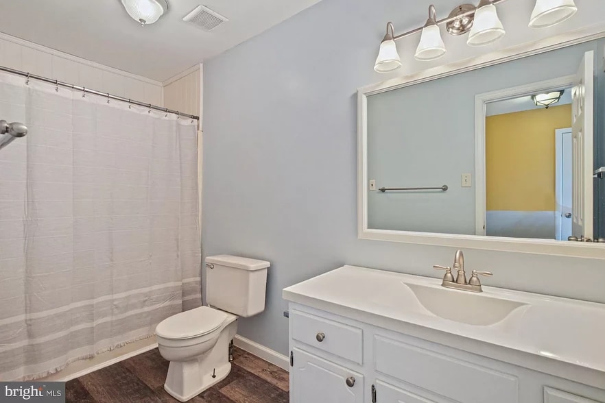2nd floor bathroom (full) - 1 Dogwood Ln