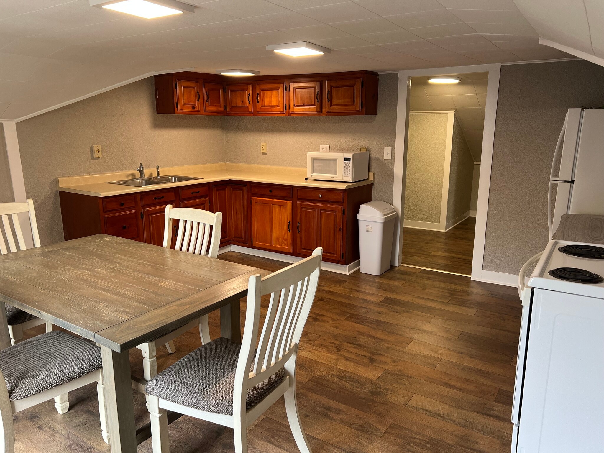 Building Photo - 420 William St