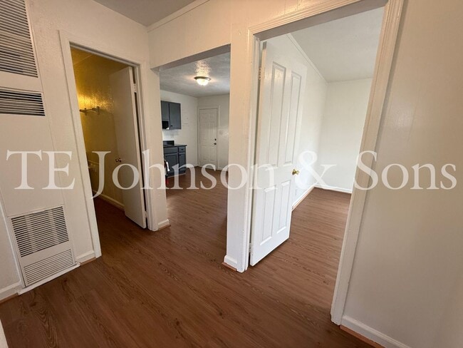 Building Photo - Updated Unit with Granite Counters & Off-Street Parking in Winston-Salem