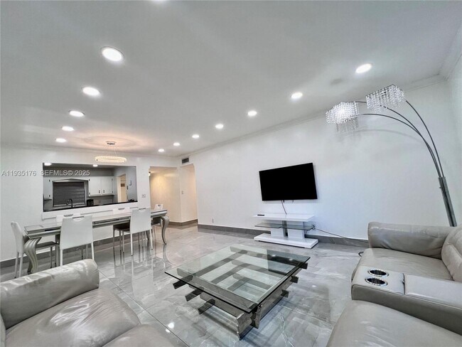 Building Photo - 5140 SW 40th Ave