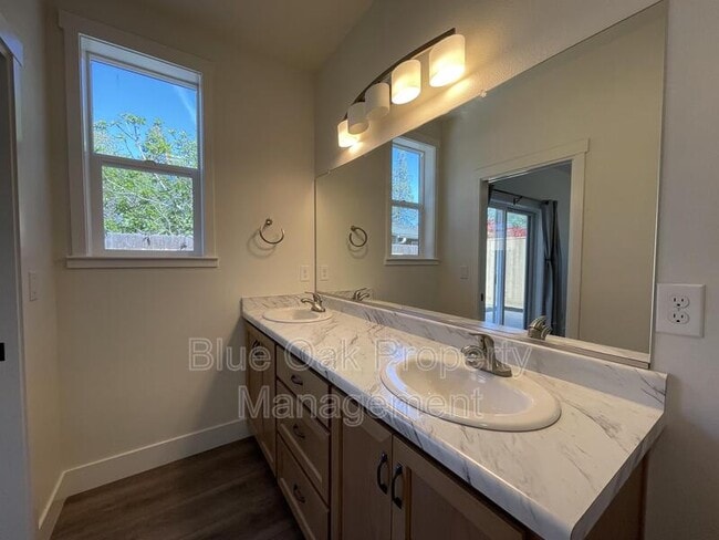 Building Photo - 266 E 6th Ave