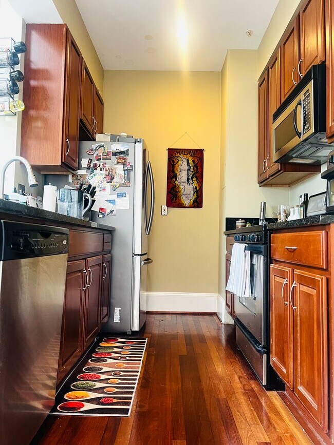 Building Photo - Columbia Heights Penthouse Condo | 1 Bed | 1 Bath | 600 Sf