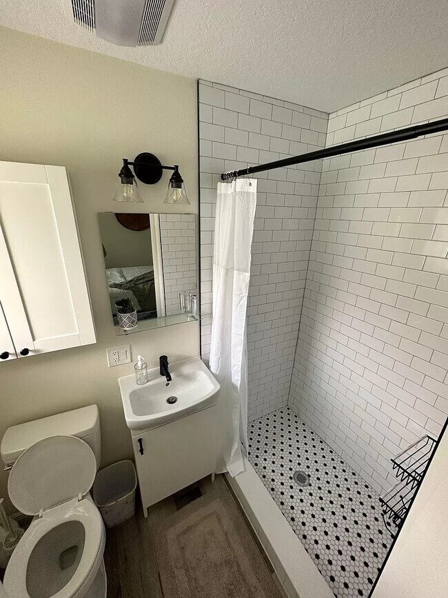 Building Photo - 939 Lakeview Rd