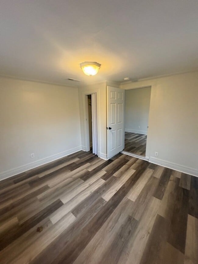 Building Photo - 723 W Armstrong Ave