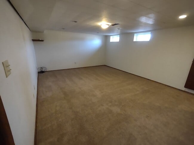 Building Photo - ALL PROSPECTIVE TENANTS MUST SUBMIT A $58 ...