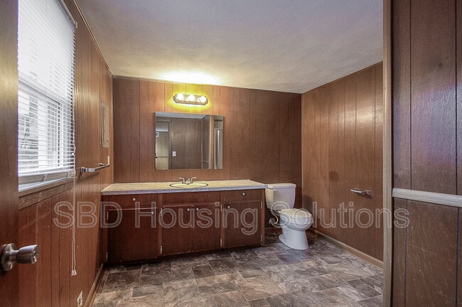 Building Photo - 9519 E 18 St S