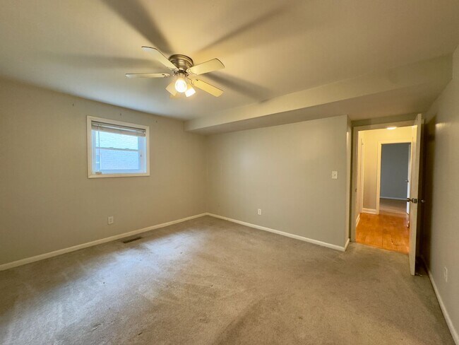 Building Photo - 11 Warren Lodge Ct