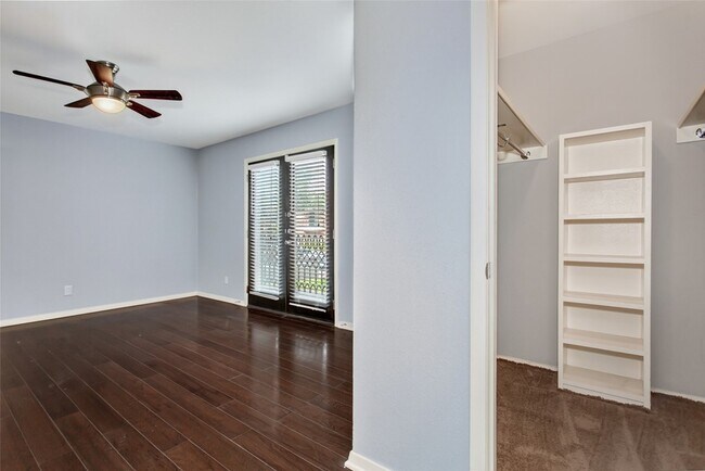 Building Photo - 10205 Regal Oaks Dr