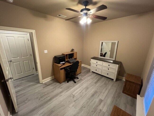 Building Photo - Newly updated! 3 bd, 2 bath condo in Zachary's Cottages at Blue Herron