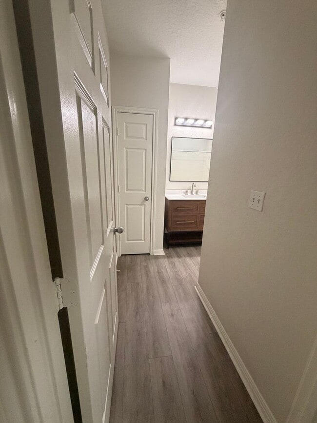 Building Photo - Newly Renovated Downtown 2 BDRM Condo