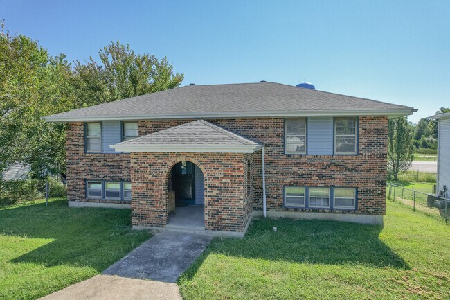 Building Photo - 493-495 Perrey Dr