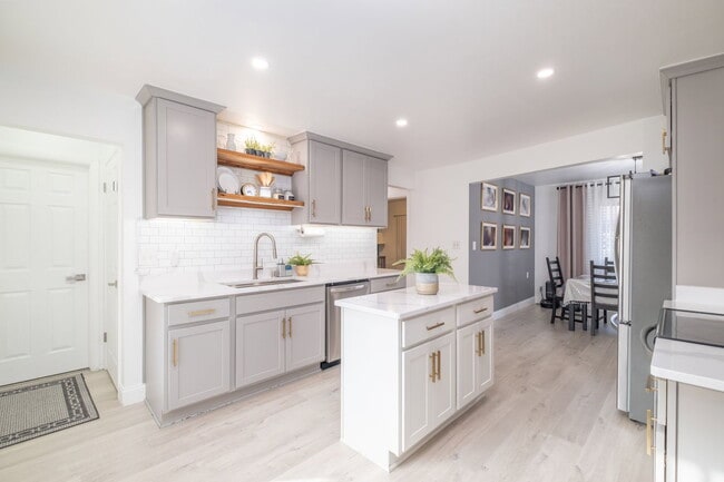 Building Photo - 5621 S 22nd St