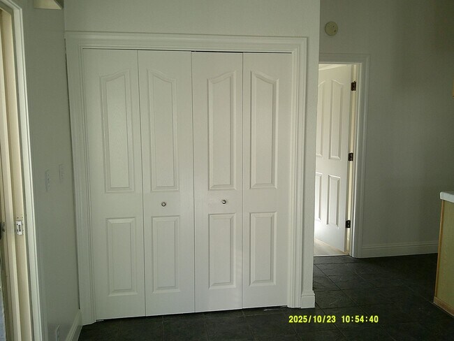 Building Photo - 1120 Tulip Ln