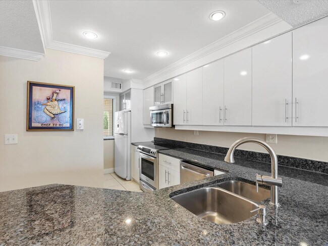 Building Photo - 18260 N Bay Rd