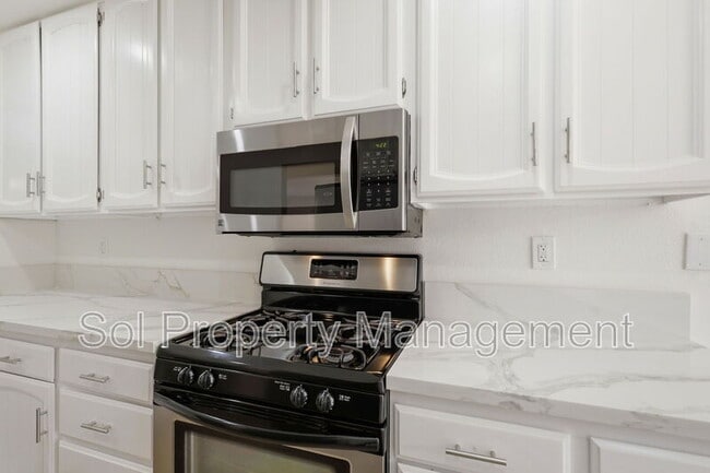 Building Photo - 905 Pellegrini St