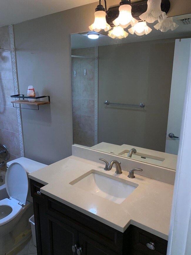 Building Photo - 2015 Coral Ridge Dr