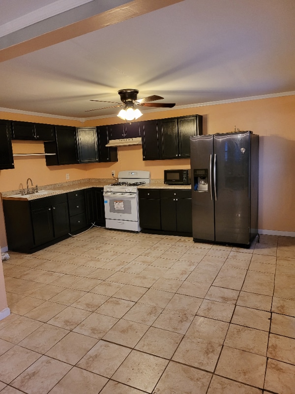 Building Photo - 107 Canaan St