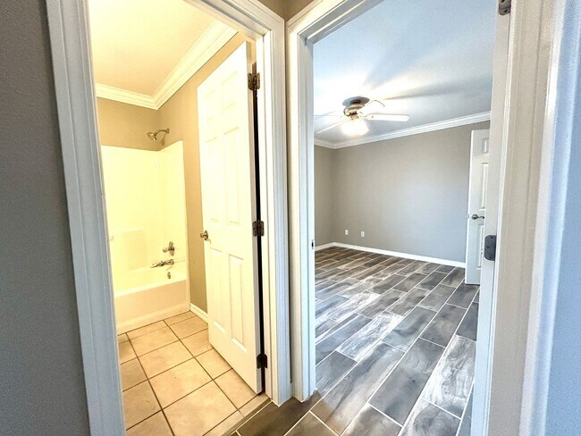 Building Photo - Spacious 3 bed 2 bath Single Family with a Large Fenced Backyard!