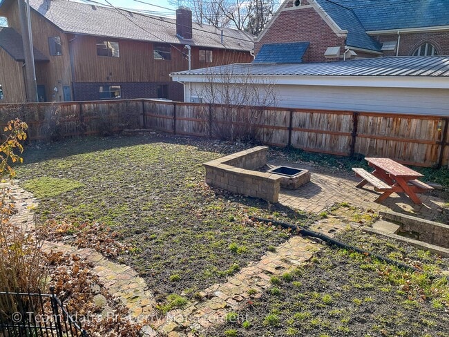 Building Photo - Charming 3bed/3bath home in Historic Fort Russell District