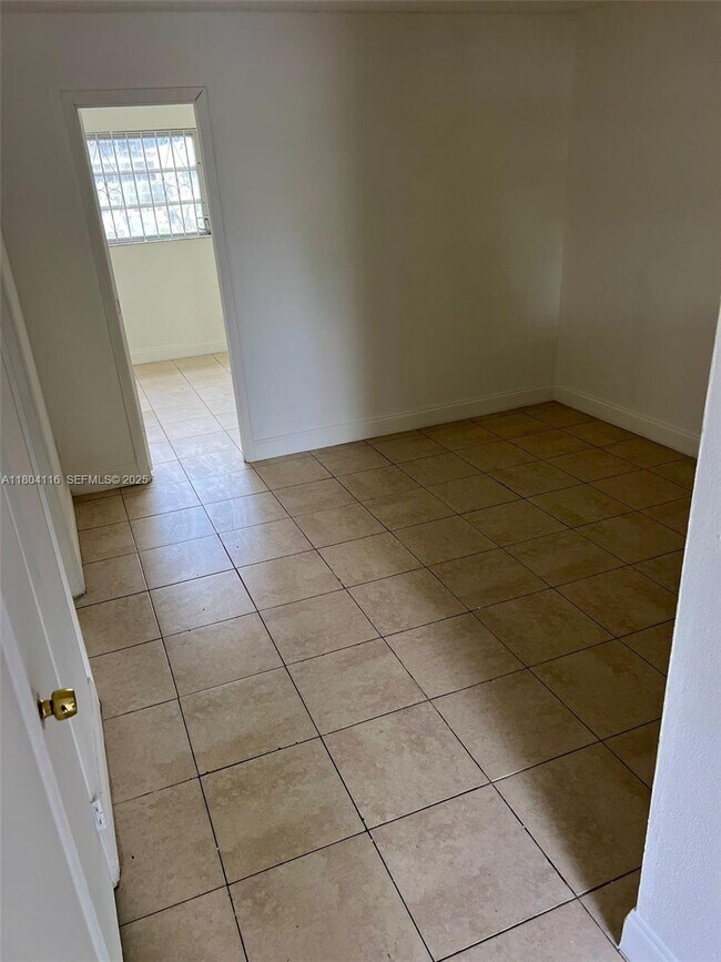 Building Photo - 220 SW 9th Ave