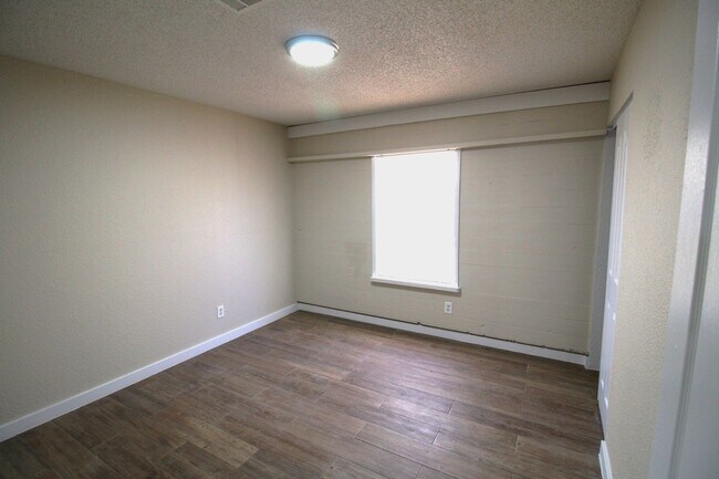 Building Photo - Beautiful Northeast Home -Utilities are a ...