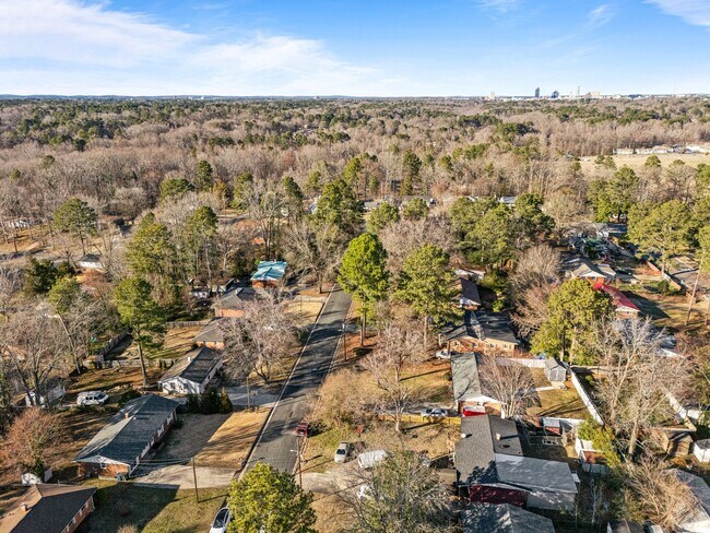 Building Photo - 2910 Kanewood Dr