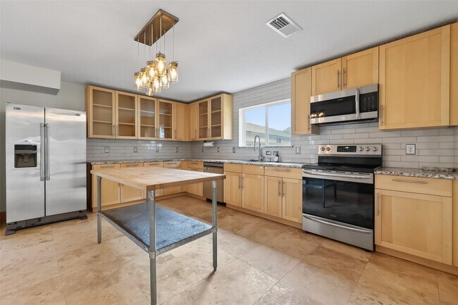 Building Photo - 16117 Singapore Ln