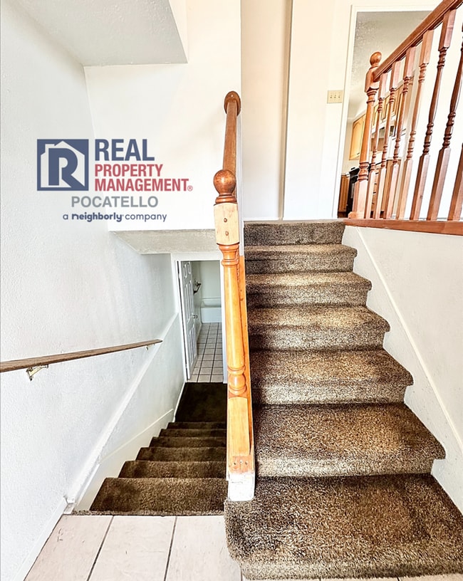 Building Photo - Spacious 4 Bed / 2 Bath Duplex | Garage + Split-Level Layout | Pet Negotiable