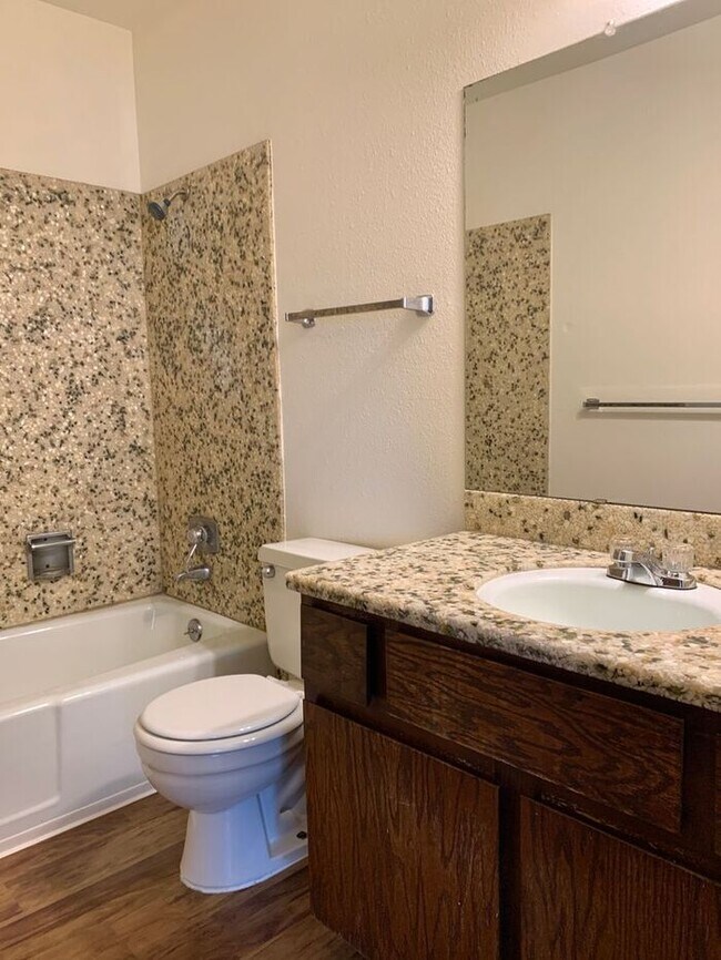 Building Photo - 2 Bed, 1 Bath Apartment for Rent in East Loveland! Move in special - 2 Weeks Free, Flexible lease...