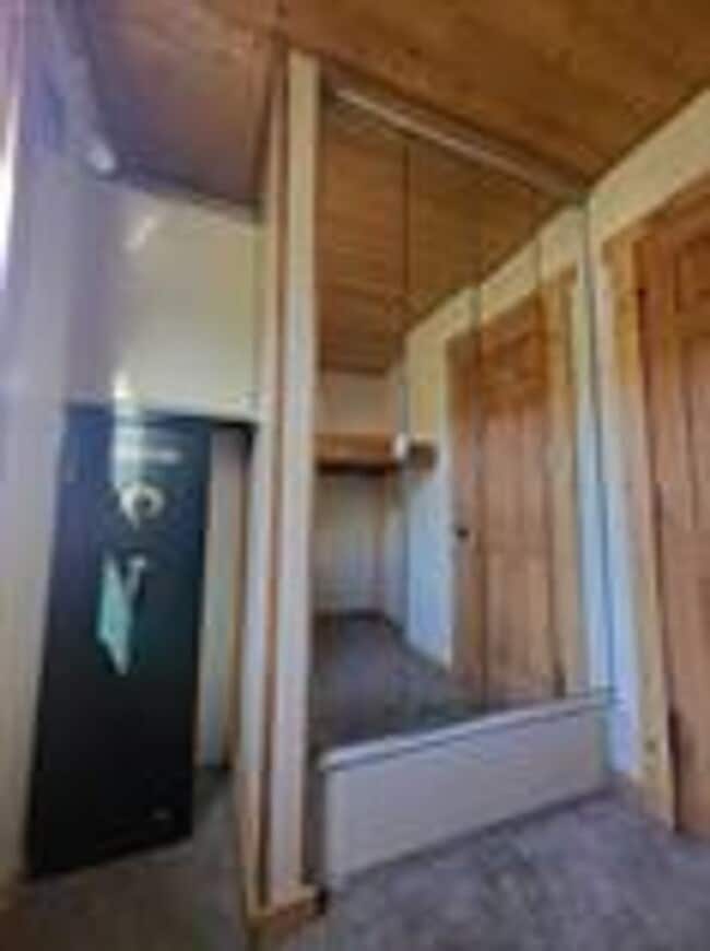 Building Photo - BEST DEAL IN SUMMIT !  Sunlight from all sides of the building!  Balcony! In unit washer dryer! B...