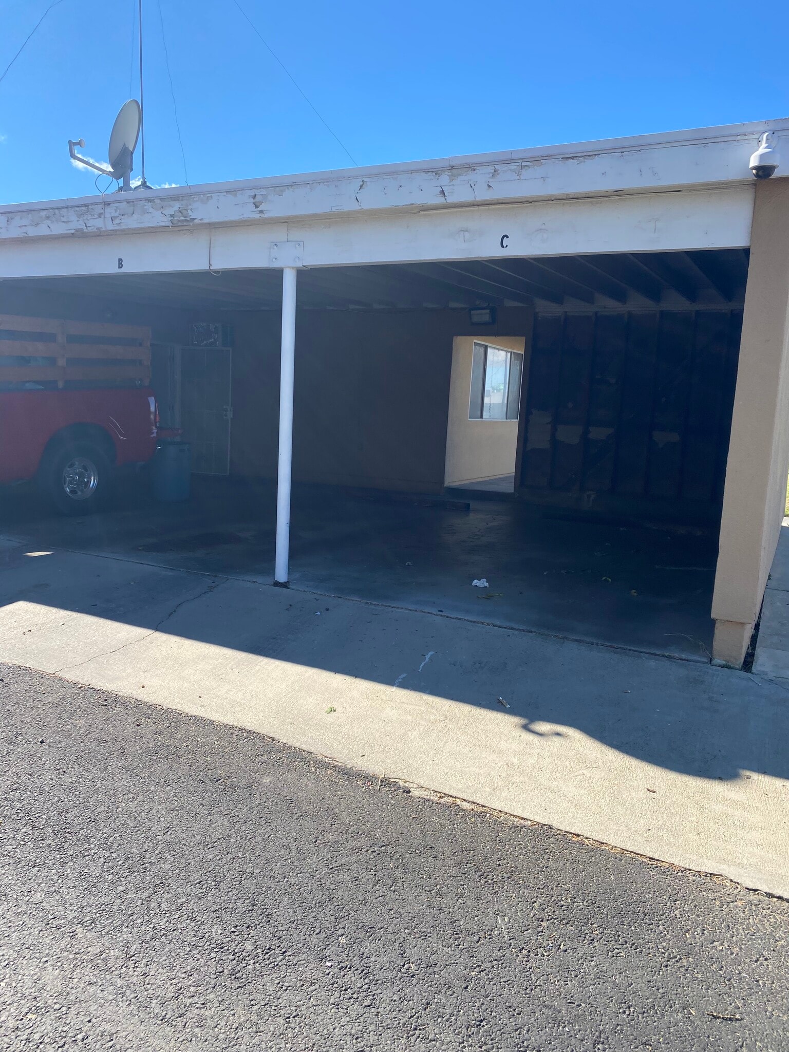 Carport and street parking - 44136 Division St