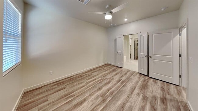 Building Photo - Luxury 3 Bedroom 2 Bathroom Duplex with 2 Car Garage in Bethany, Ok