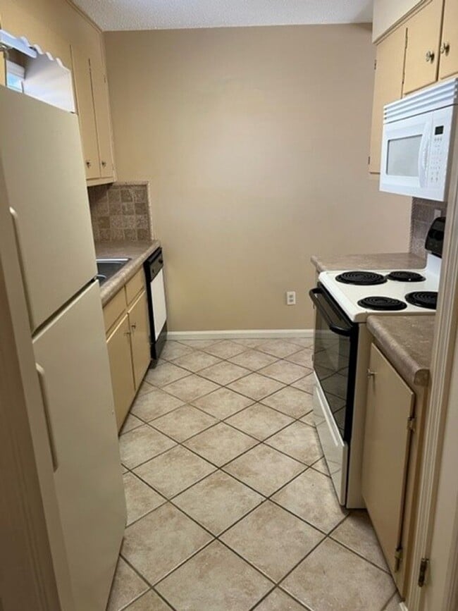 Building Photo - 165 Fox Run