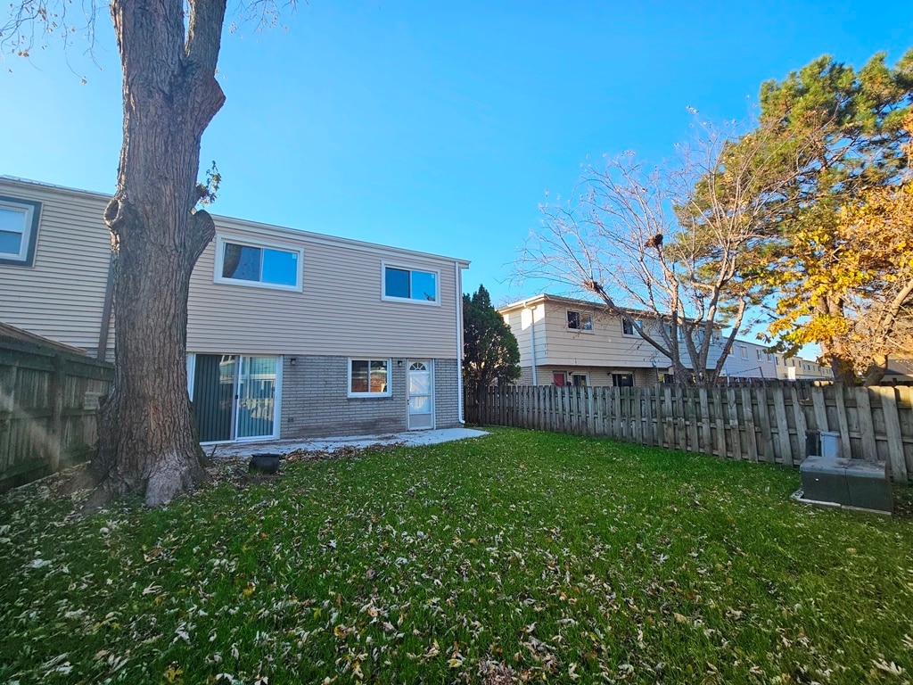 Building Photo - 1535 E Jane Ave